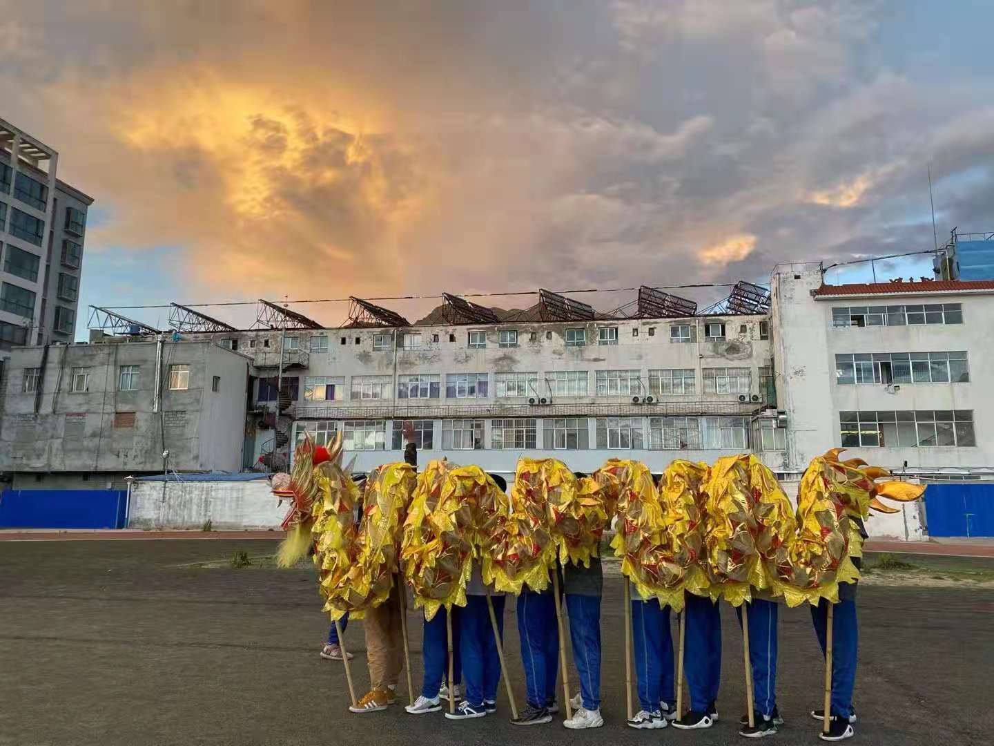 【长江日报】湖北大学支教研究生在西藏山南中学成立首支舞龙队,中国